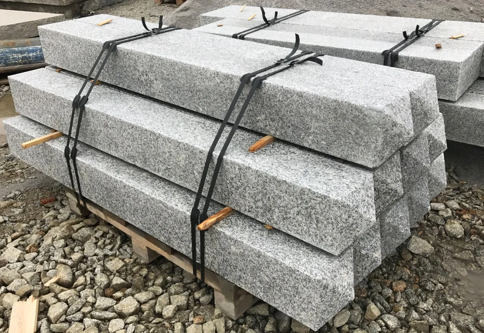 Granit Grau Posten 4 Seiten geflammt mit  Spitze